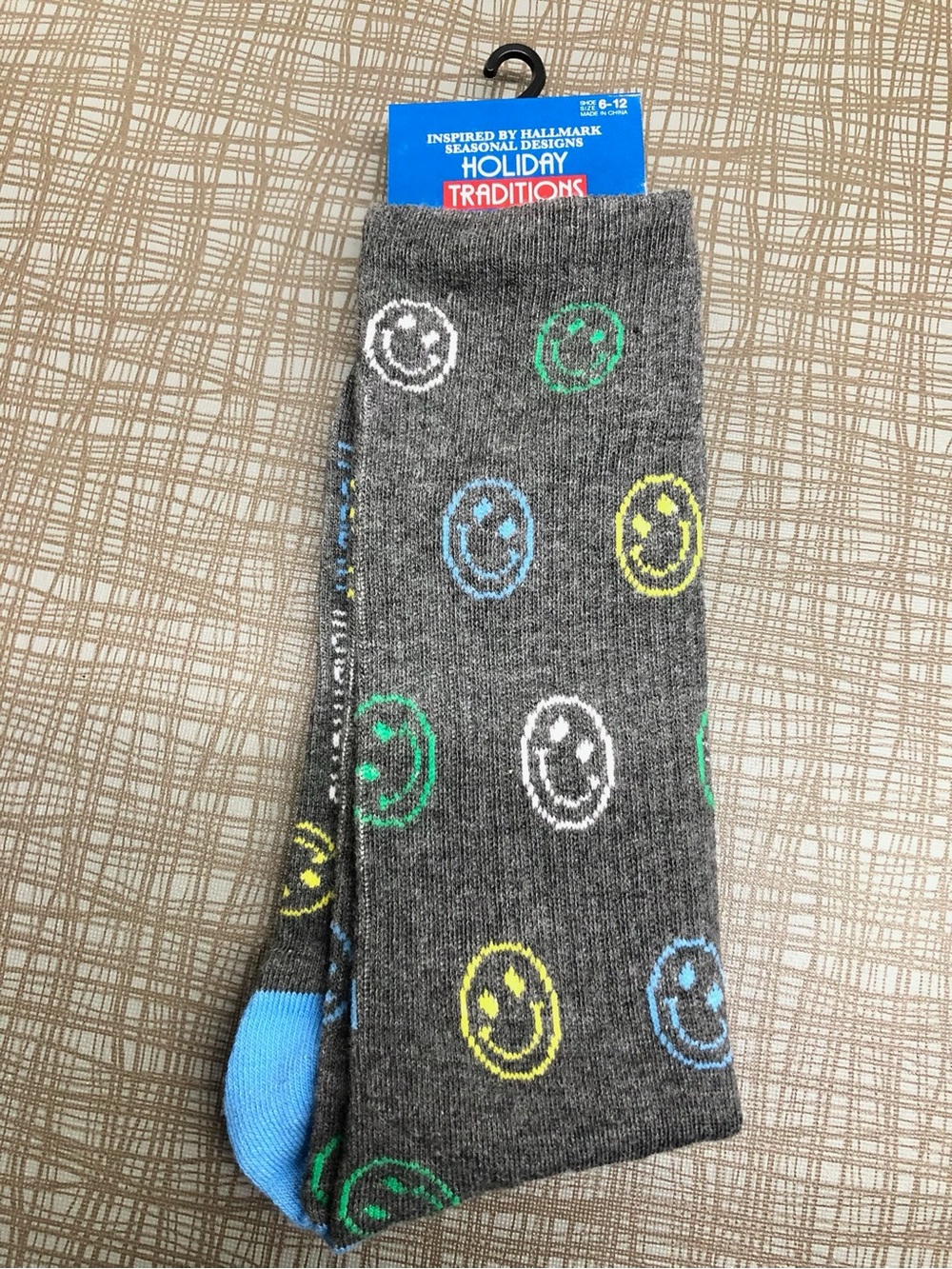 Ⓜ️$6Ⓜ️ NEW HALLMARK FATHER'S SMILE CREW Socks 1 PAIR Gray Shoe Size 6 - 12 Men’s